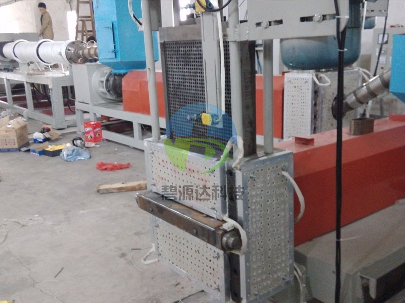 揭陽揭東縣大型造粒機電磁加熱器改造現場